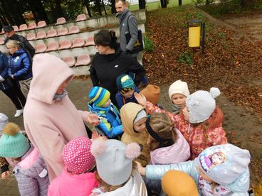 W Lututowie ustanowili rekord w najdłuższej linii z monet - do nietypowej akcji charytatywnej zaprosił Rejonowy Bank Spółdzielczy